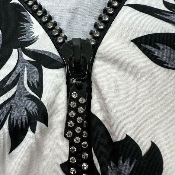Tango Mango Collection Women's Size M Black Floral Top Crystal Embellished 1/2 Z - Picture 4 of 10